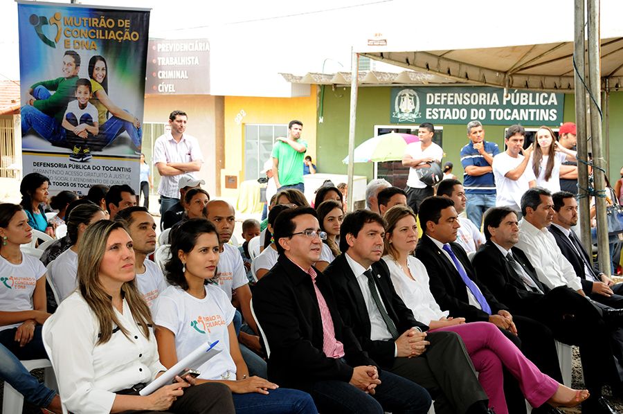 Defensores públicos e autoridades durante abertura do Mutirão de Conciliação e DNA em Araguaína