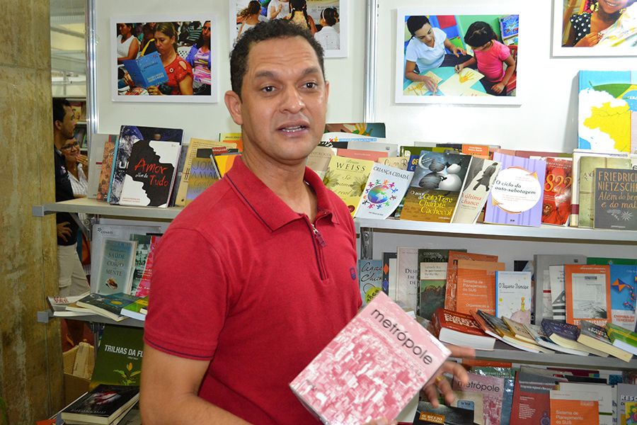 Secretário Estadual de Educação, Adão Francisco em visita ao estande da Biblioteca em Movimento