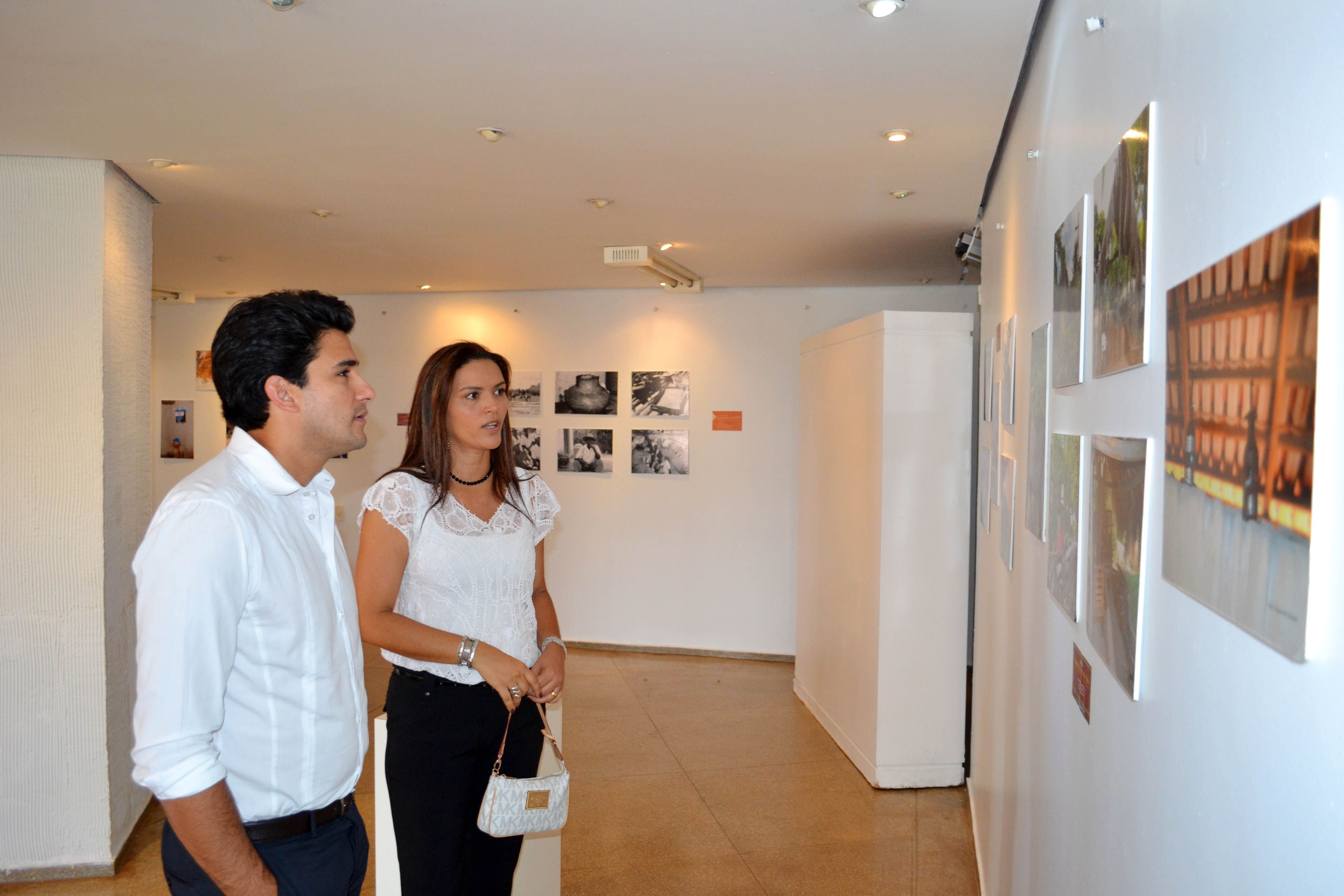 Jornalista Alessandra Bacelar apresenta exposição para secretario Tiago Andrino