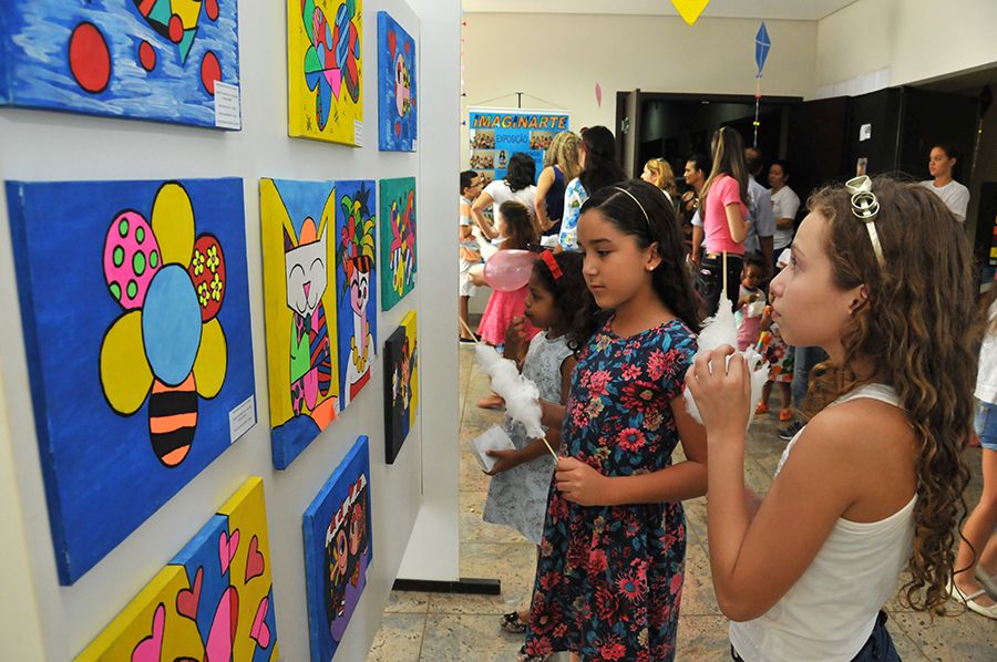 Exposição de telas trabalhos confeccionadas por crianças atendidas na Brinquedoteca de Palmas.