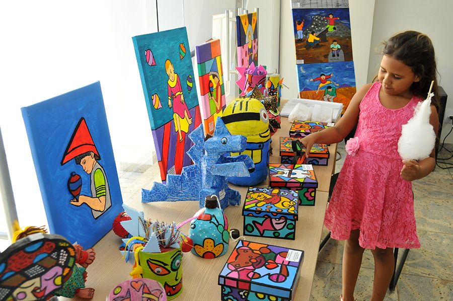 Exposição de telas confeccionadas por crianças atendidas na Brinquedoteca de Palmas.