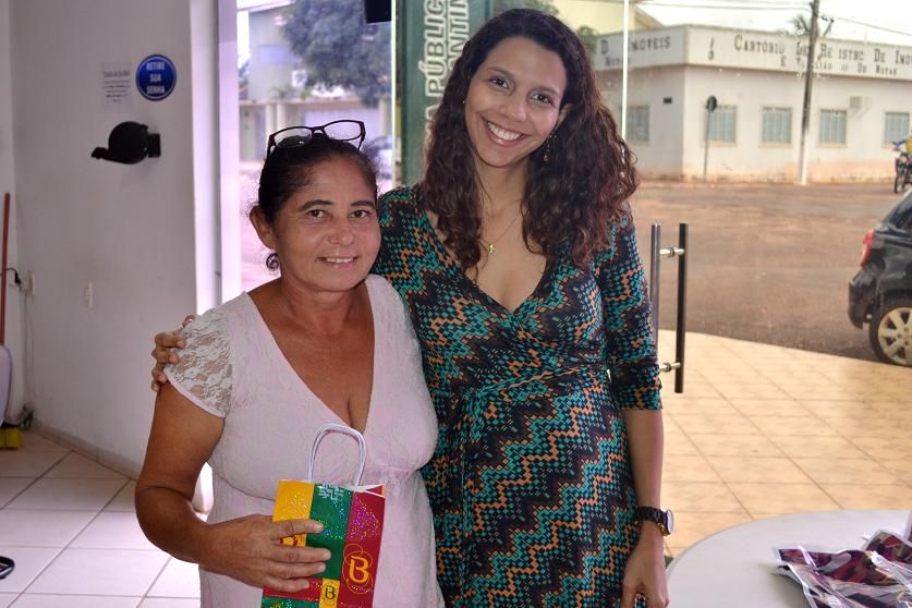 Mulheres receberam brindes.