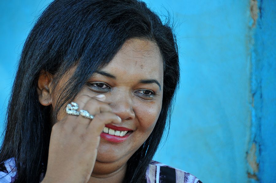 Com um sorriso no rosto e lágrimas nos olhos, Floraci conta a história de como conseguiu recuperar a sua autoestima