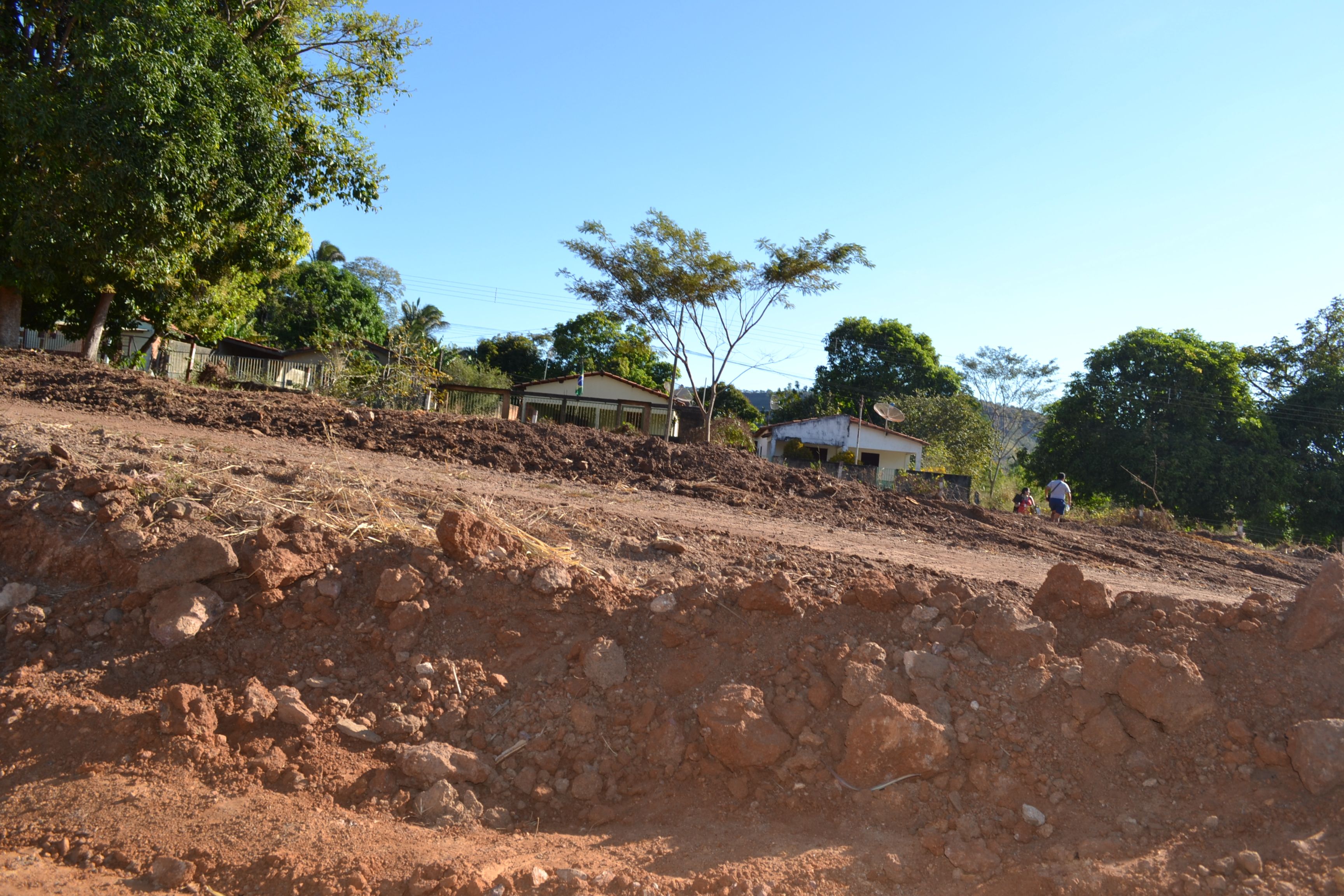 Pista ao lado das casas