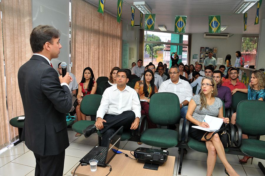 Defensor público geral Marlon Amorim, durante exposição dos projetos