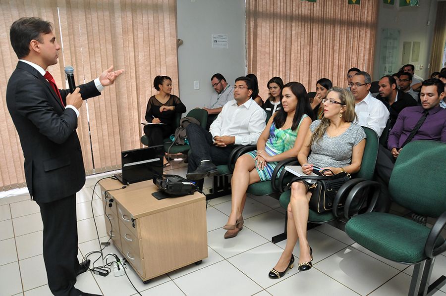 Defensor público geral Marlon Amorim, durante exposição dos projetos