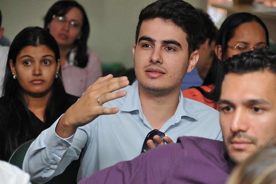 Assistente de Defensoria Pública Guilherme  Rodrigues da Cunha Araújo durante intervenção em debates