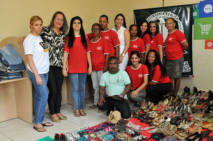 Defensora pública Luciana Oliani e a equipe do Projeto Justiça Comunitária e do CRAS