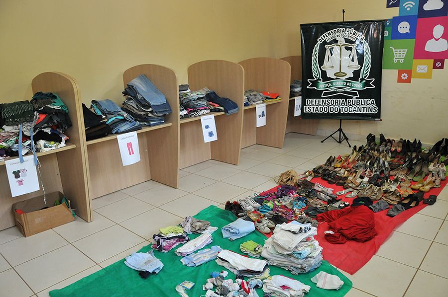 Roupas e calçados para doação