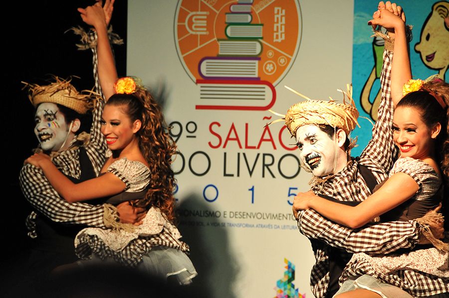 Apresentação do grupo de dança durante a abertura do evento