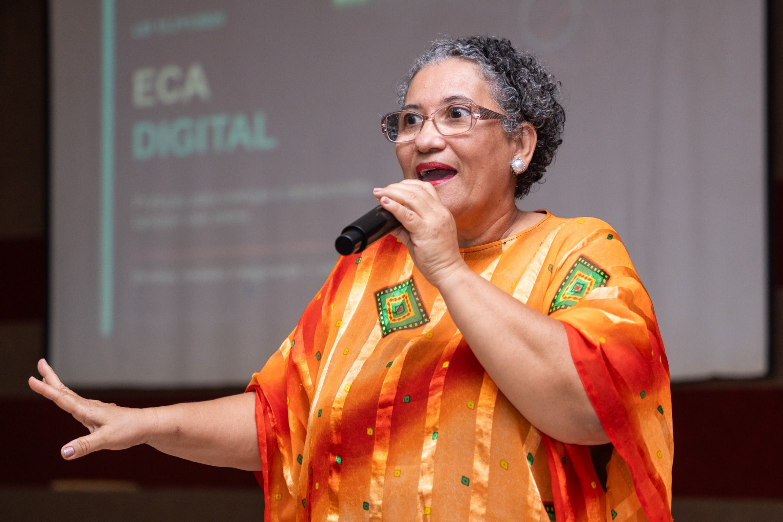 A pedagoga Elizete Sodré, representante da Secretaria de Estado da Educação (Seduc) e parceira institucional da DPE-TO, que conduziu a atividade