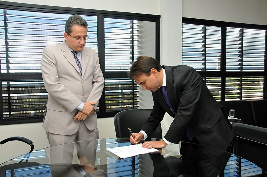 Coord. Mestrado Prestação Jurisdicional e Direitos Humanos Coord. Pós Ciências Criminais Tarsis Barreto de Oliveira e o defensor público geral, Marlon Amorim durante assinatura