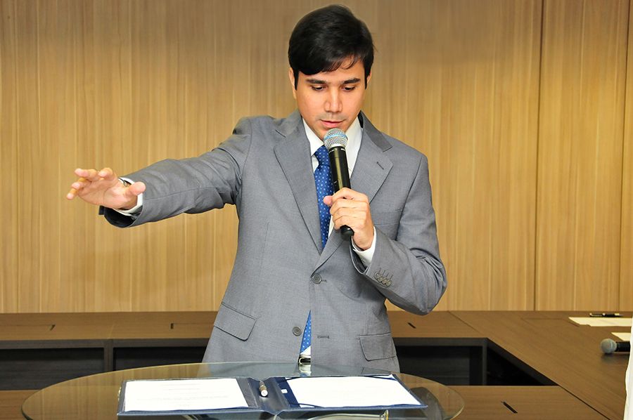 Defensor substituto Felipe Fernandes de Magalhães durante juramento