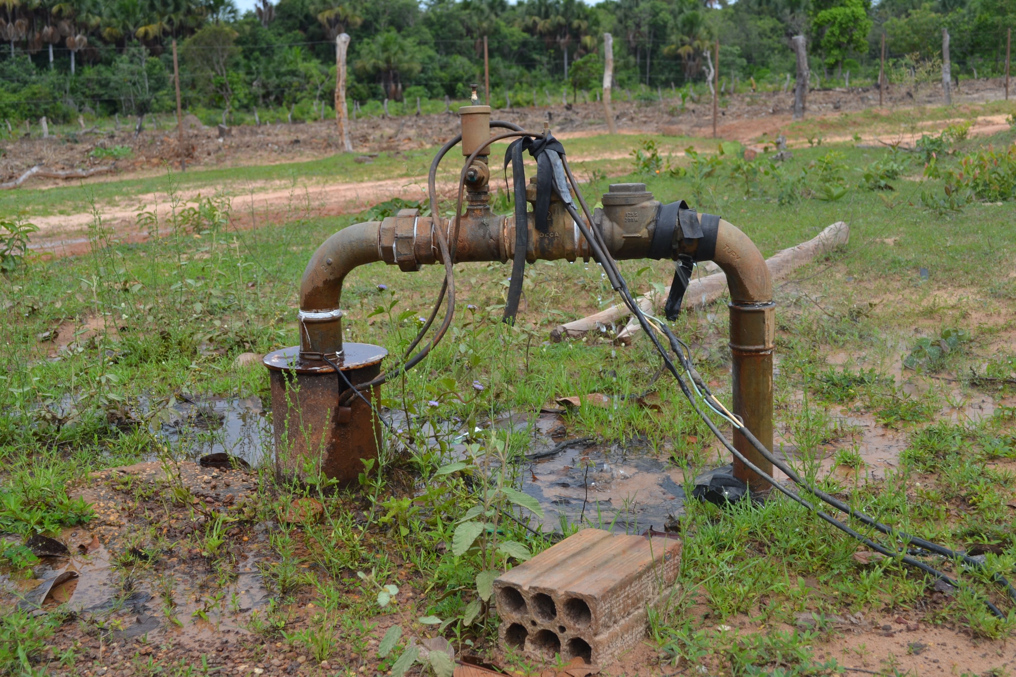 Bomba d'água remendada com tiras de borracha