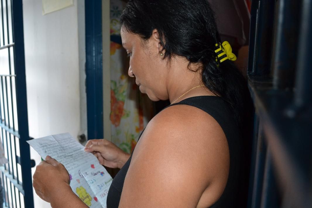 Mãe lendo carta da filha de oito anos.