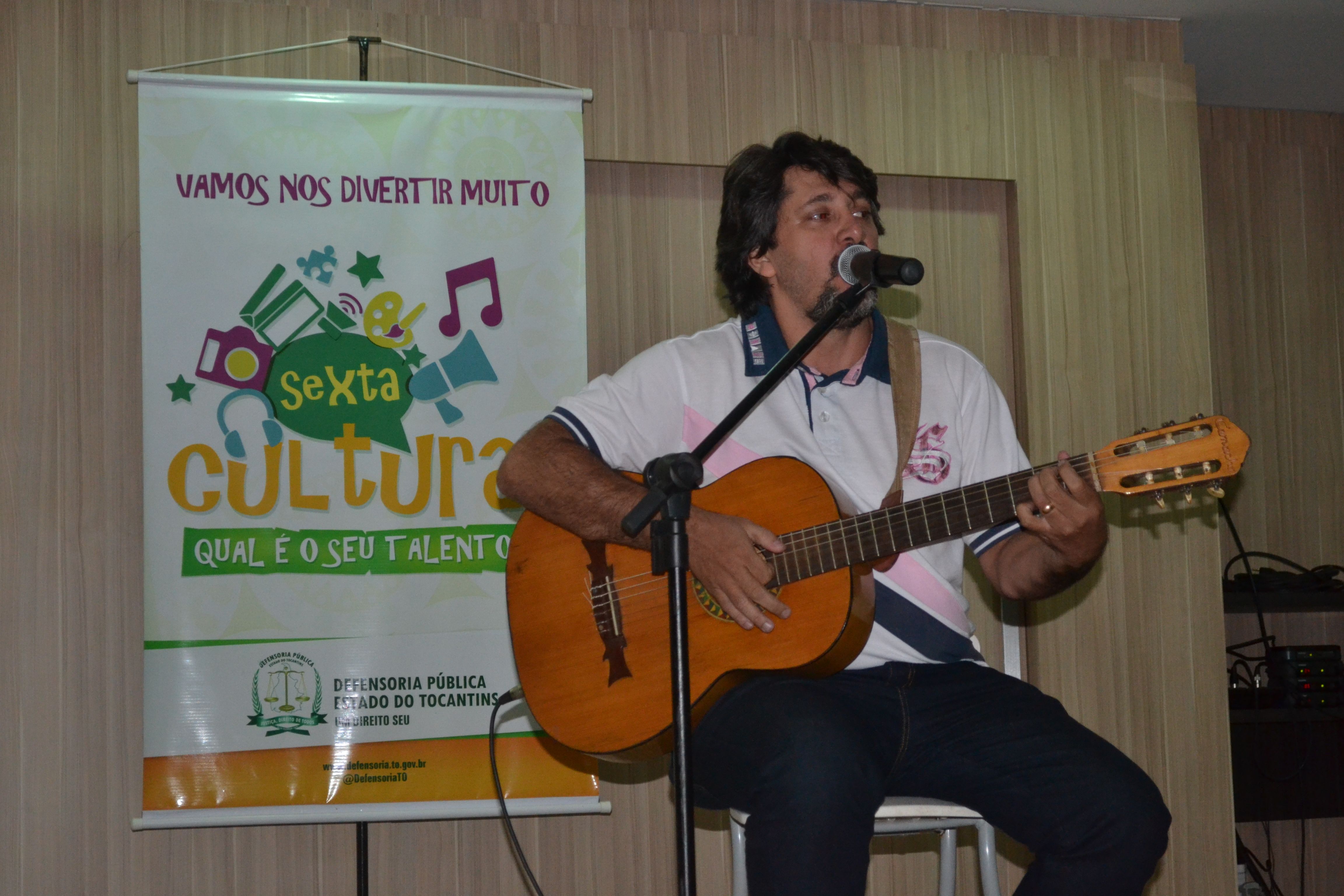 Robson Carvalho mostrou o seu talento com voz, gaita e violão