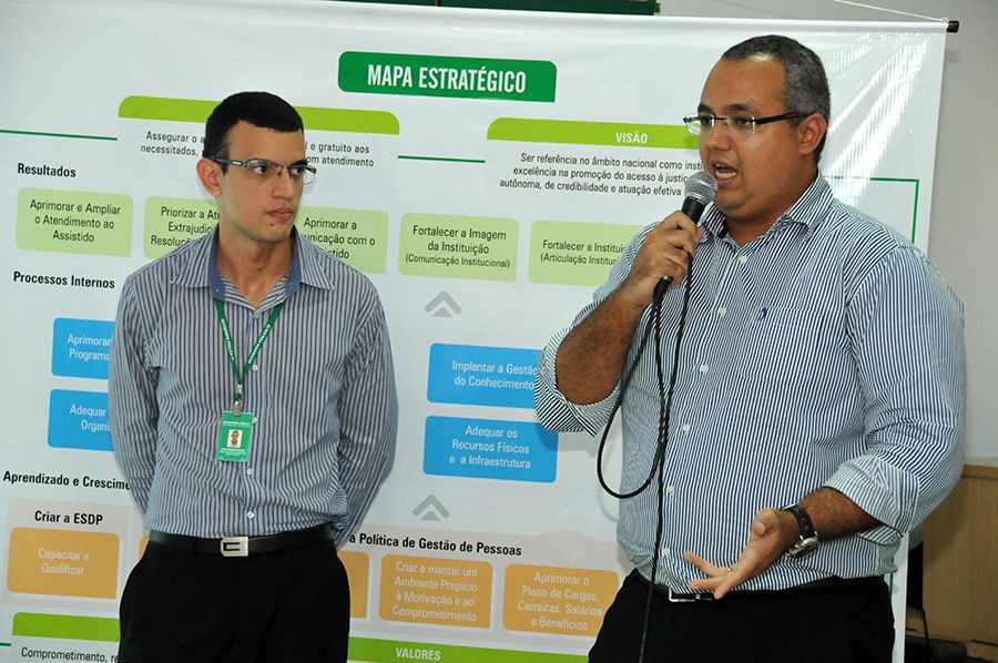 Diretor de Informática, Luiz Philipe Azevedo, e o analista em Tecnologia da Informação Lucas Abreu durante apresentação do Sistema de Atendimento