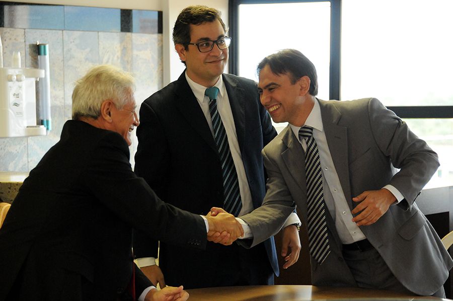 DPG cumprimenta o advogado Pedro Pedrocílio Gonçalves da Silva, pai do Defensor Substituto