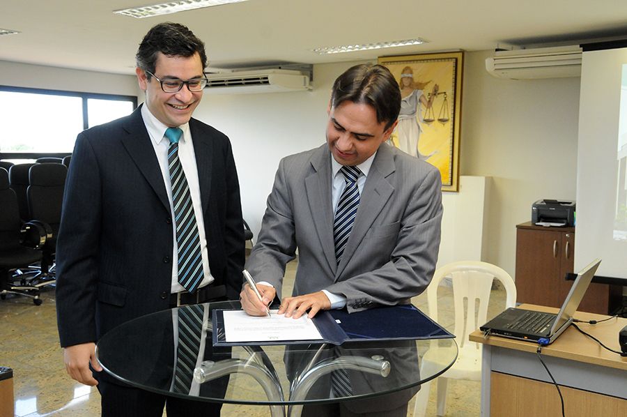 Defensor público geral, Marlon Amorim assina Termo de Posse do defensor substituto Pedro Alexandre