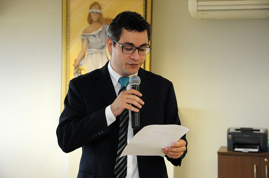 Defensor substituto Pedro Alexandre durante juramento