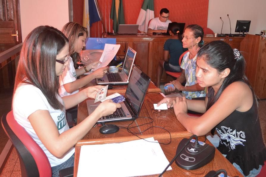 Assistidos passam por triagem.