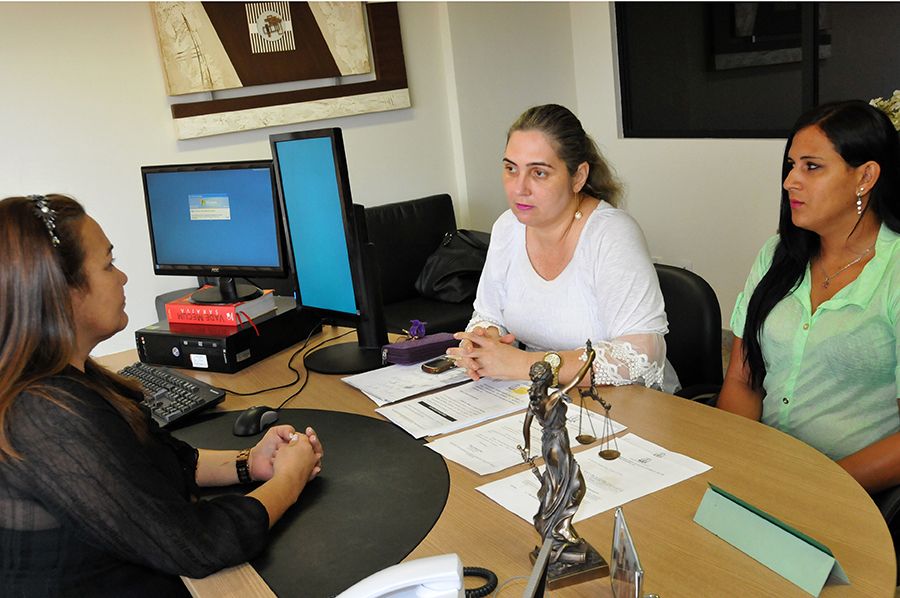 Defensora pública e coordenadora do NUDIS, Valdete Cordeiro durante audiência com a sexóloga Samia Chabo e Beatriz Carlos Macial