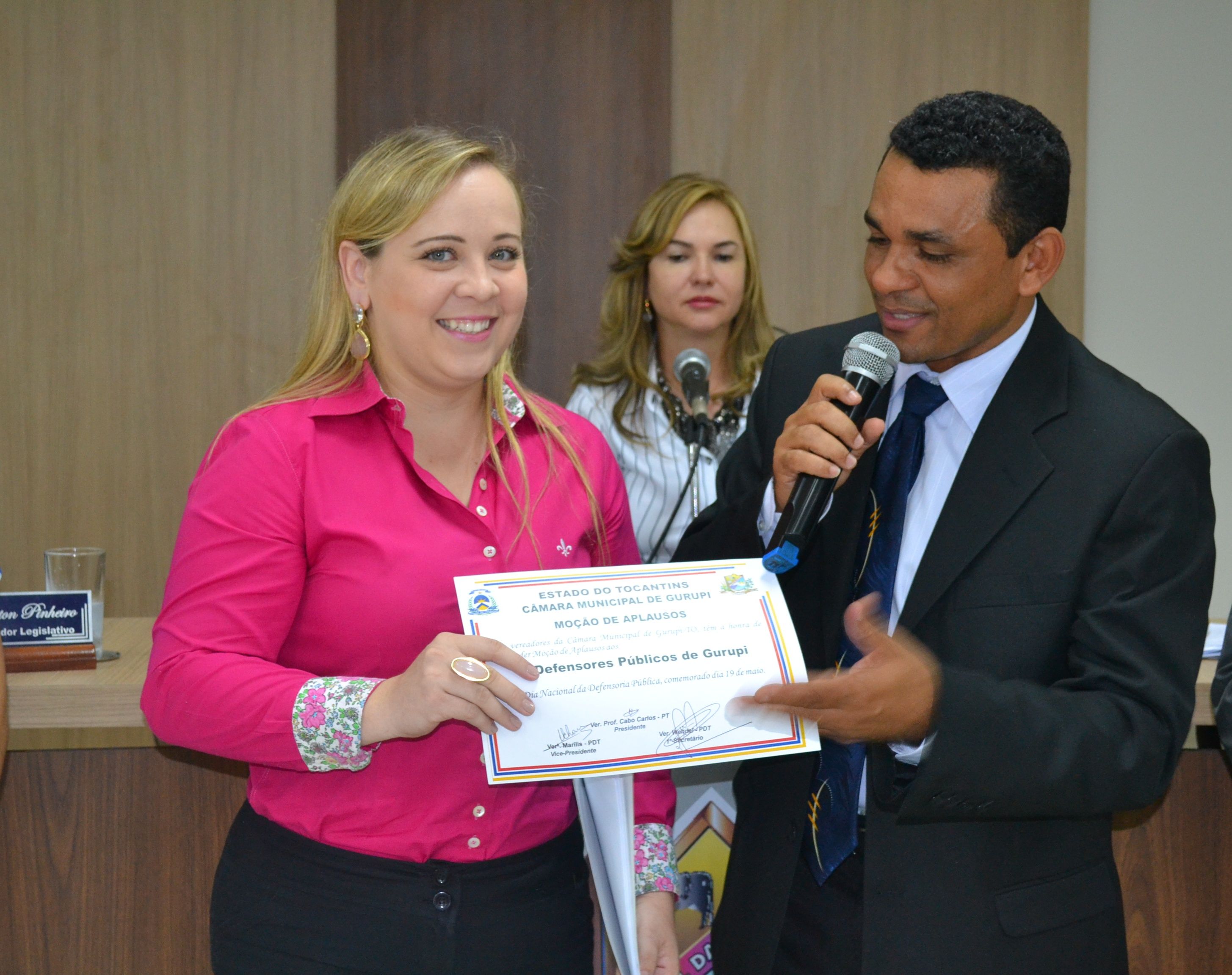 Diretora Lara Gomides recebe Moção do vereador Cabo Carlos
