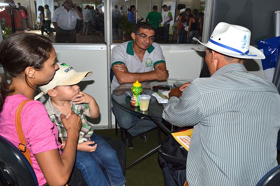 Defensor público Neuton Jardim durante atendimento na Agrotins