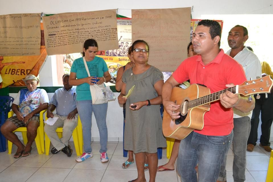 Trabalhadores rurais cultivam a cultura.