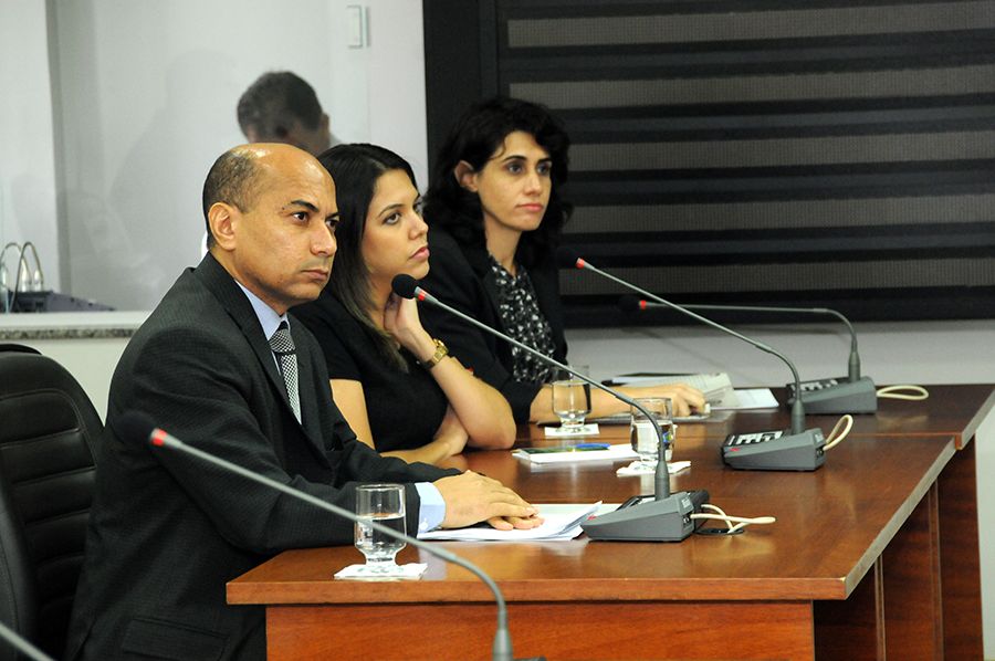 Defensor público Edivan de Carvalho Miranda, assessora do MPE Alice Macedo Cordeiro e a Promotora de Justiça Wesuska Rezende