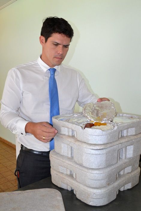 Defensor Elson Stecca confere alimentação dos internos.