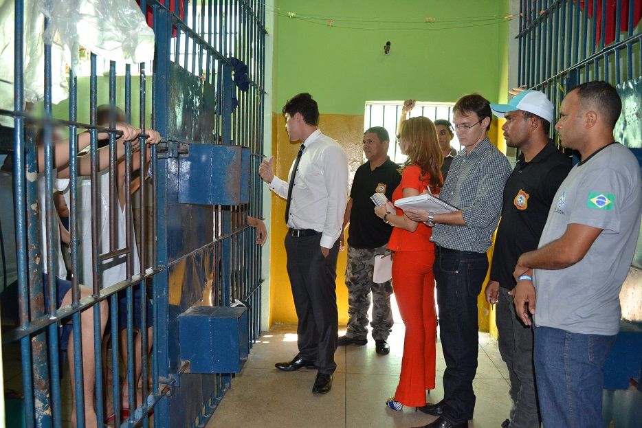 Equipe da força-tarefa fala com adolescentes no Ceip Norte.