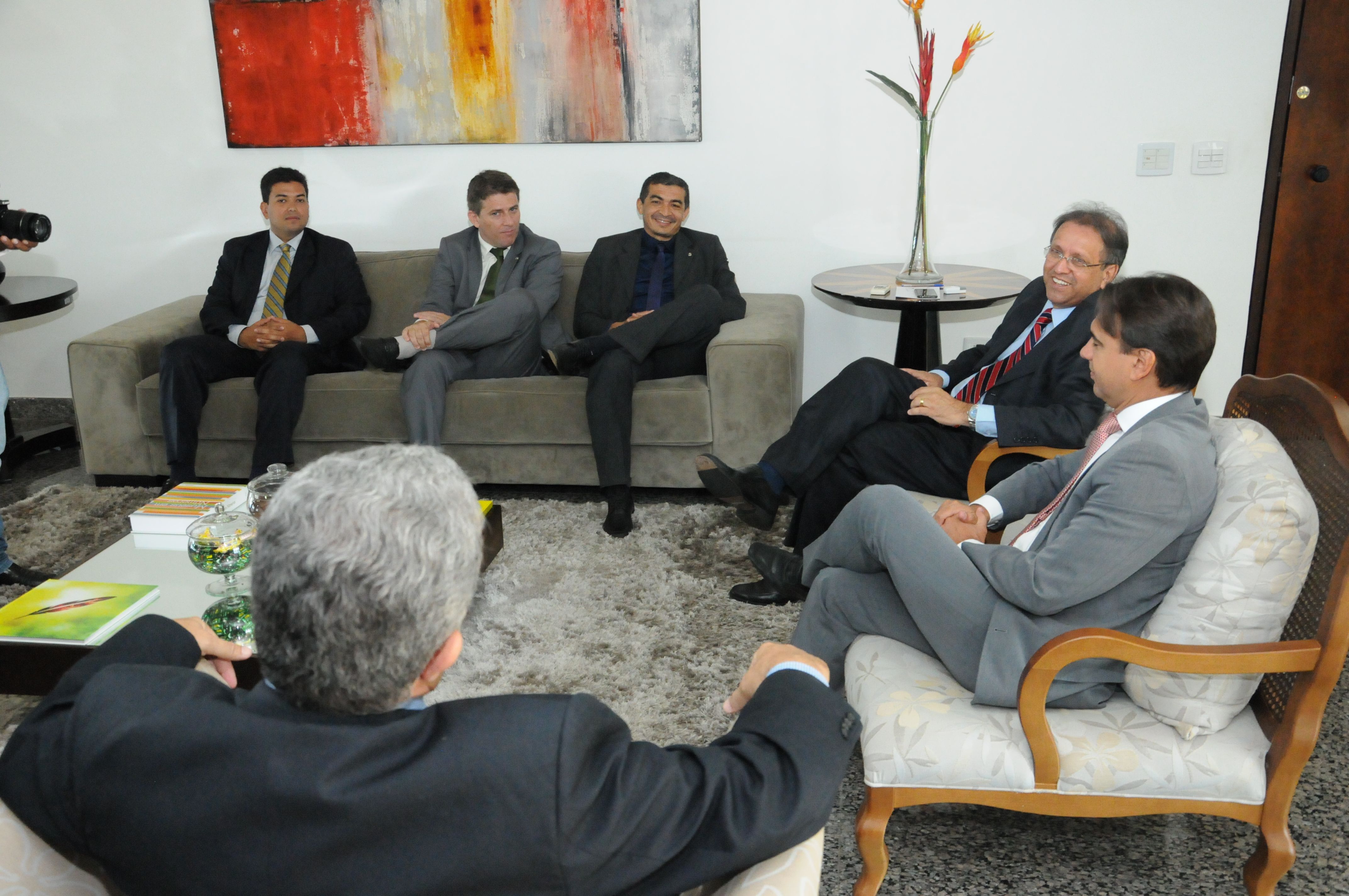 Acompanhado da corregedora-geral, Estellamaris Postal, do presidente da Adpeto - Associação dos Defensores Públicos do Estado do Tocantins, Neuton Jardim, do vice-presidente Adpeto, Fabrício Brito, do ex-presidente da Adpeto, Fábio Monteiro.