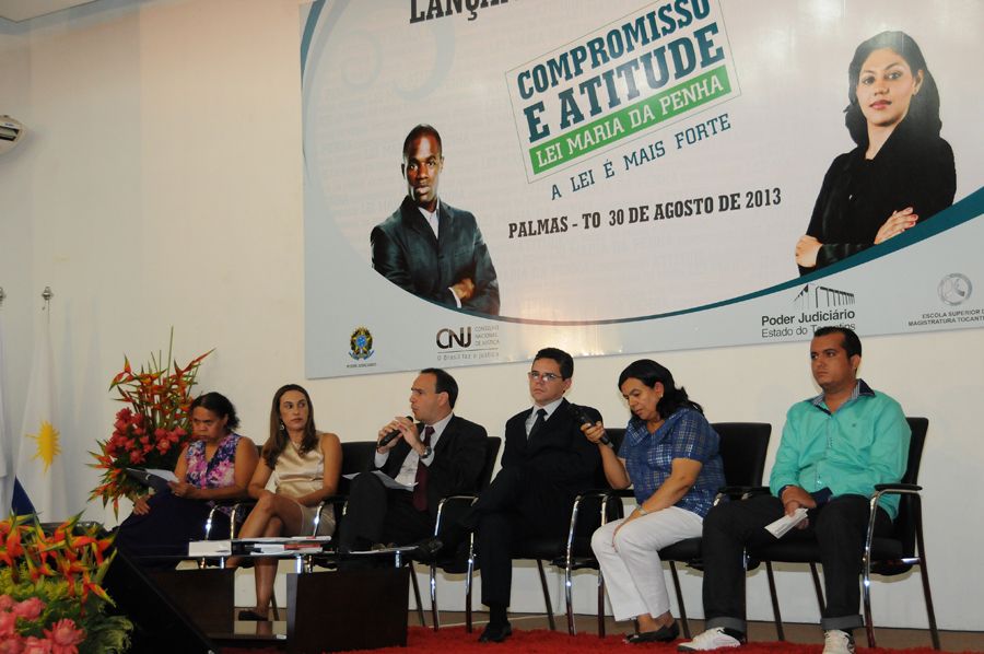 Defensora pública e coordenadora do Núcleo de Defesa dos Direitos da Mulher – NUDEM, Vanda Sueli participa de mesa redonda