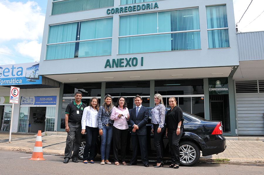 Corregedora geral em exercício, defensora Maria de Lourdes Vilela e o defensor geral, Marlon Amorim  e servidores da Corregedoria