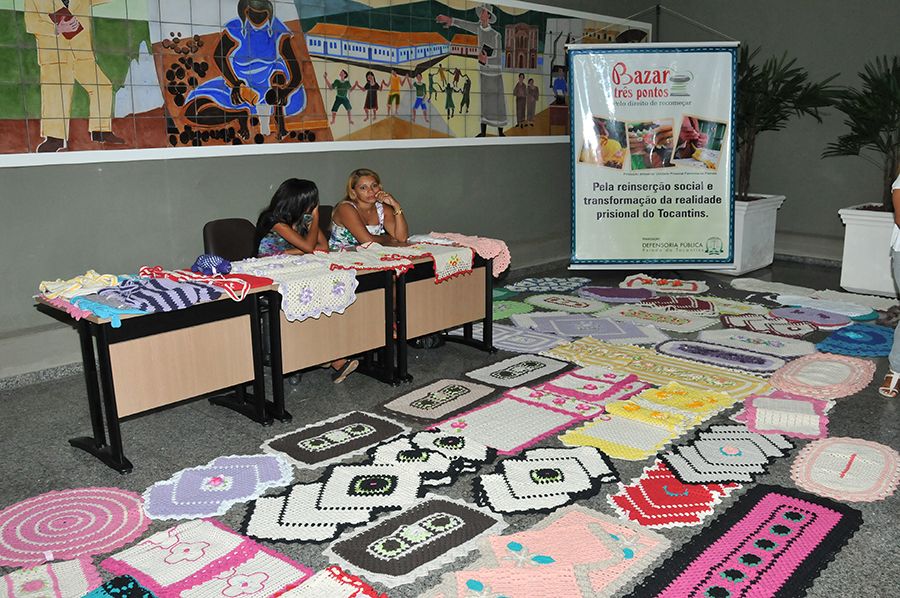 Exposição das peças de artesanatos no Tribunal de Justiça, confeccionados pelas reeducandas