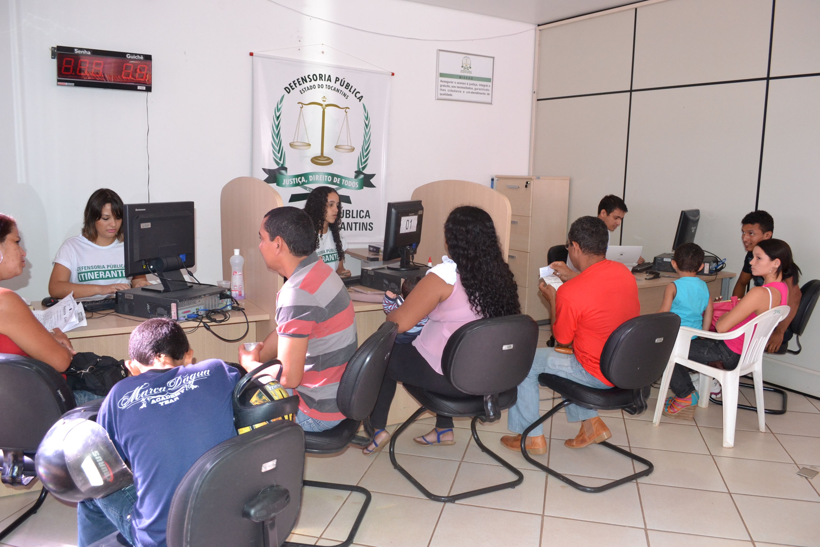 Assistidos recebendo atendimento