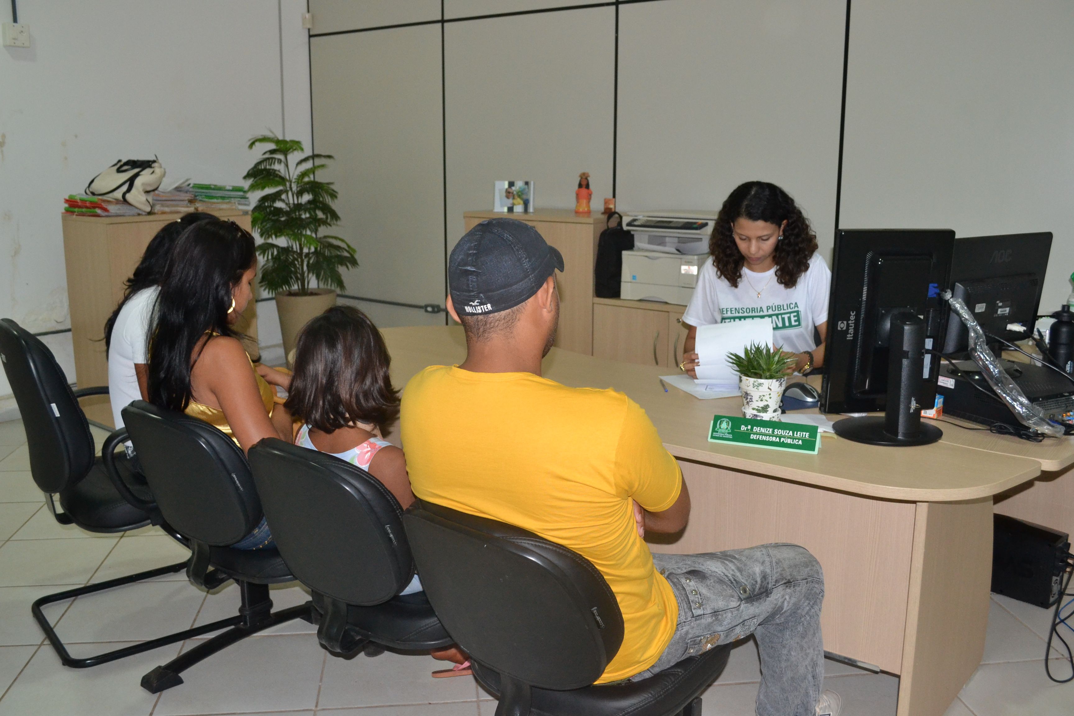 Defensora pública Denize Sousa Leite em atendimento