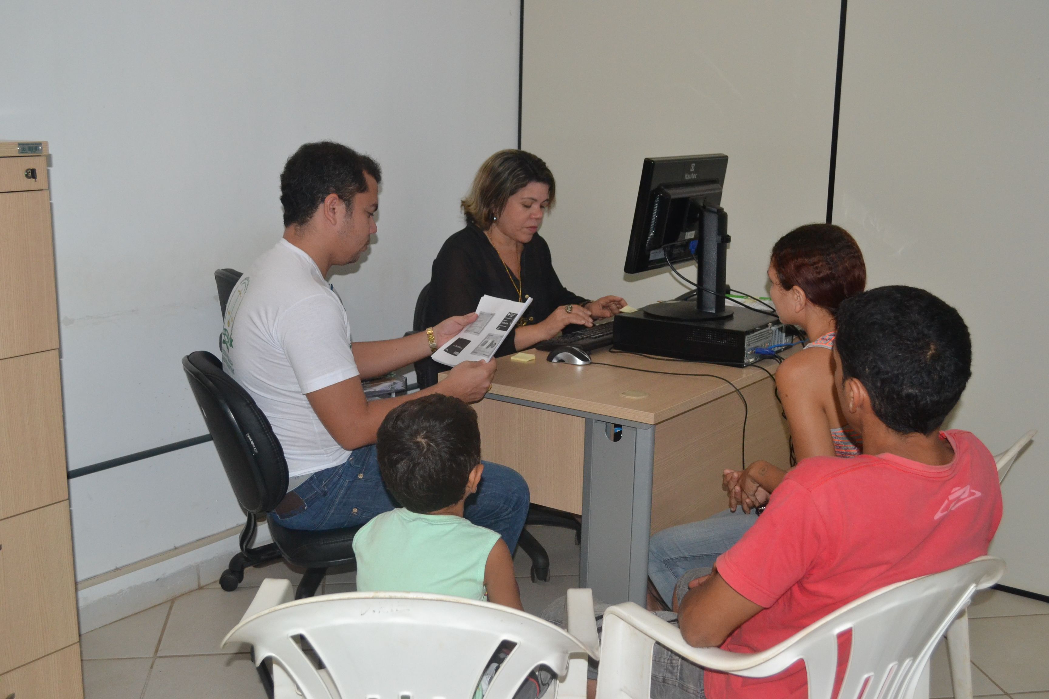 Defensora pública Maria Sônia Barbosa em atendimento