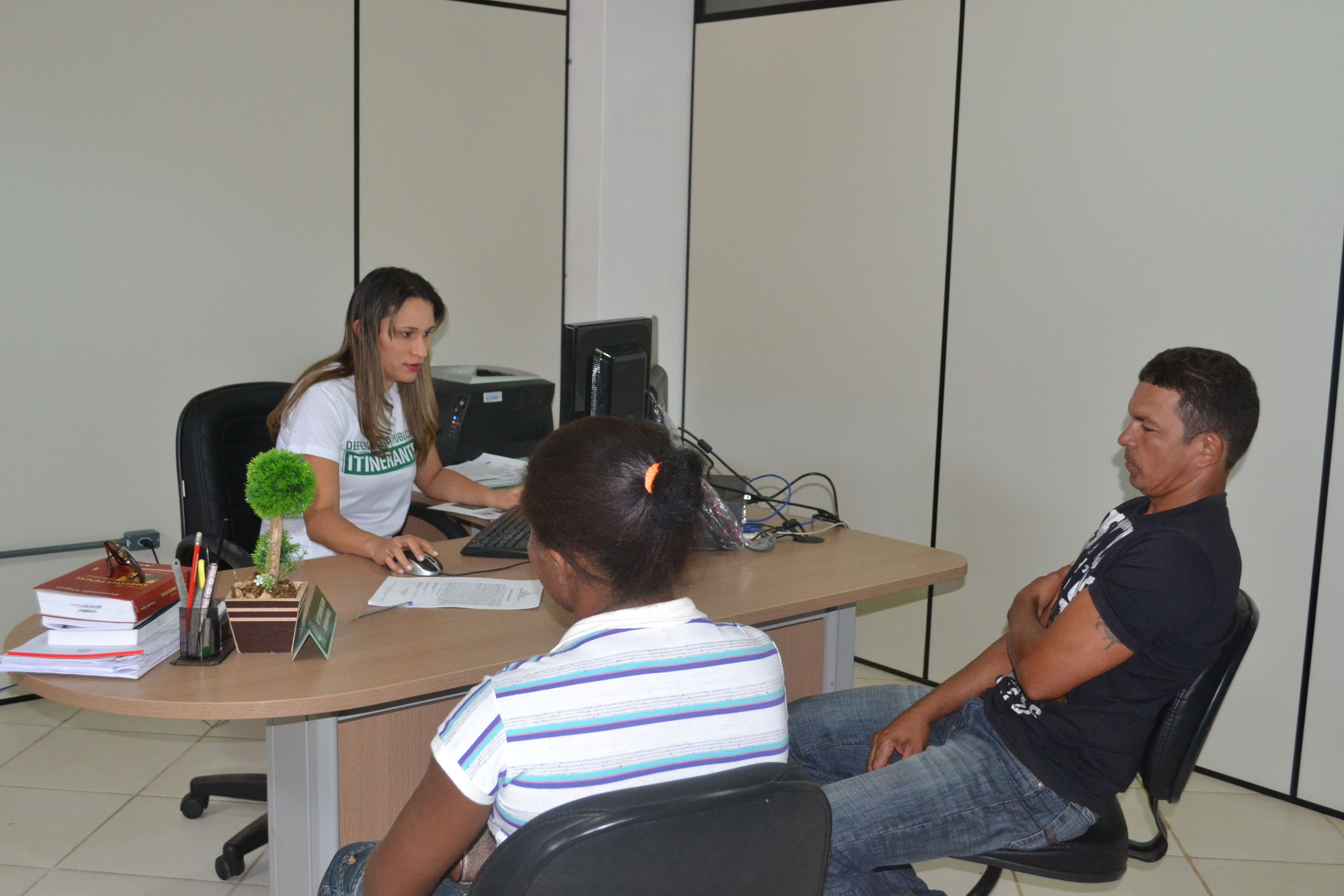 Defensora Isakyana Ribeiro em atendimento