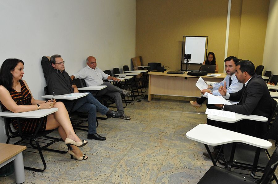 Defensor público Arthur Luis Pádua  e  o assessor do NUDECON Adamo Póvoa em reunião com representes do Banco do Povo recebe representantes do Povo