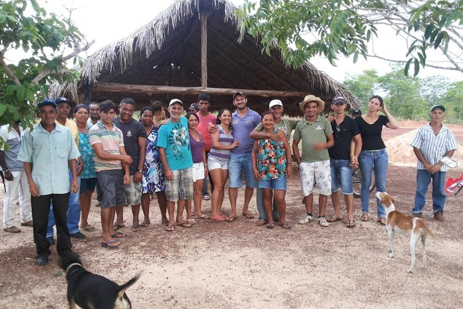 Camponeses do Acampamento Vitória.