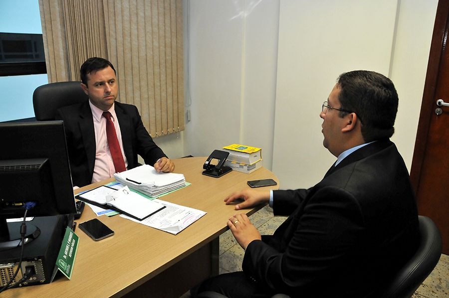 Coordenador do Nusa, defensor público Arthur Luís Pádua, e o secretário da Secad, Geferson Oliveira Barros Filho