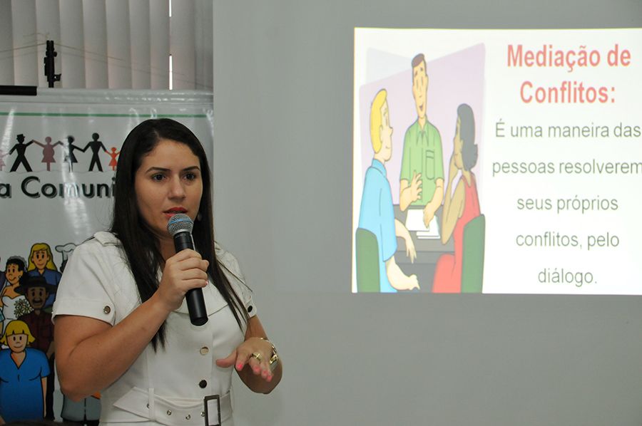 Defensora pública e coordenadora do Projeto Justiça Comunitária Luciana Oliani Braga durante pronunciamento