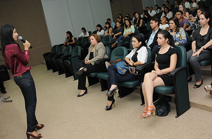 Psicóloga Dayelle Nascimento apresenta  palestra  Relações Familiares