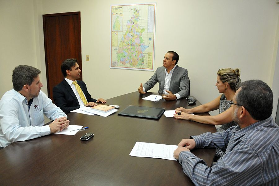 Defensor público geral, Marlon Amorim, preseidente da ADPETO, Fábio Monteiro e corregedora Estelllamaris Postal durante visita ao senador Ataídes