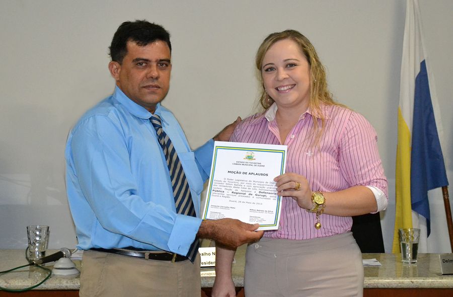 Vereador Nilton Batista entrega moção a diretora da Regional de Gurupi