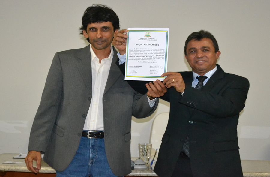 Vereador Joaquim Carvalho entrega certificado ao defensor Kita Maciel