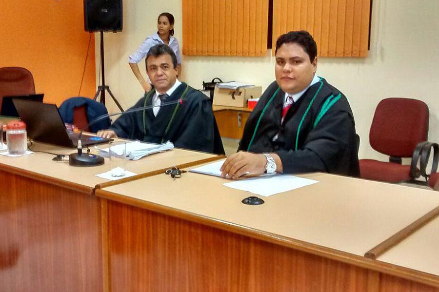 Defensores públicos Kita Maciel e Hud Ribeiro durante atuação sessão do Tribunal do Júri
