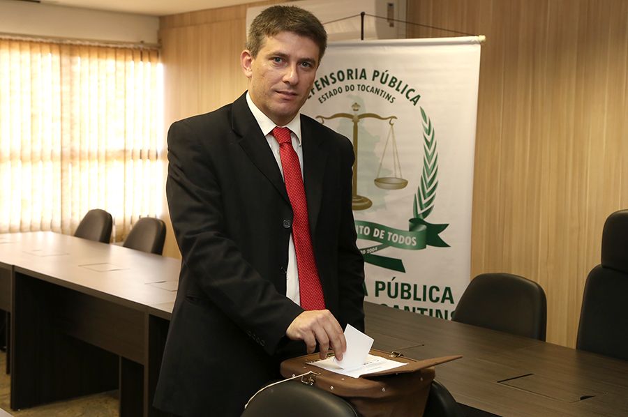 Presidente da ADPETO, Fábio Monteiro, durante votação